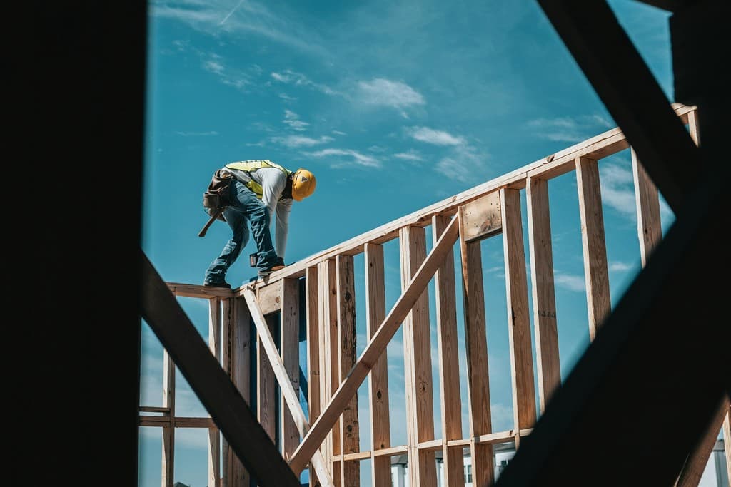 Trabajador sobre una estructura de madera en construcción