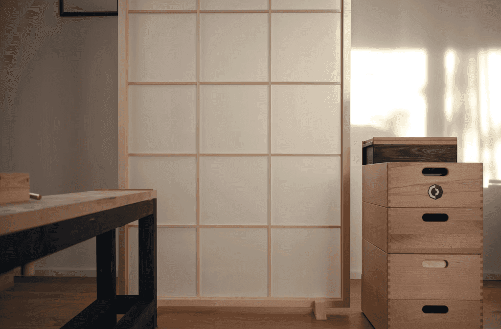 Interior con mobiliario de madera y espacios de trabajo