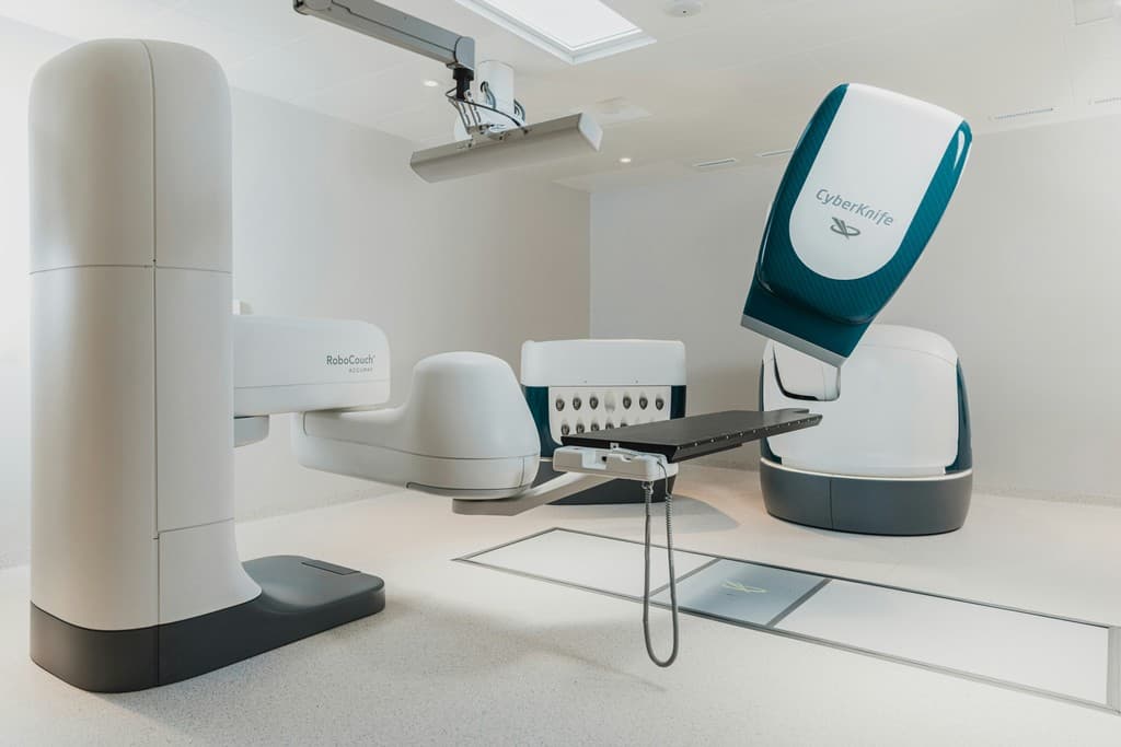 Sala de tratamiento con equipamiento médico
