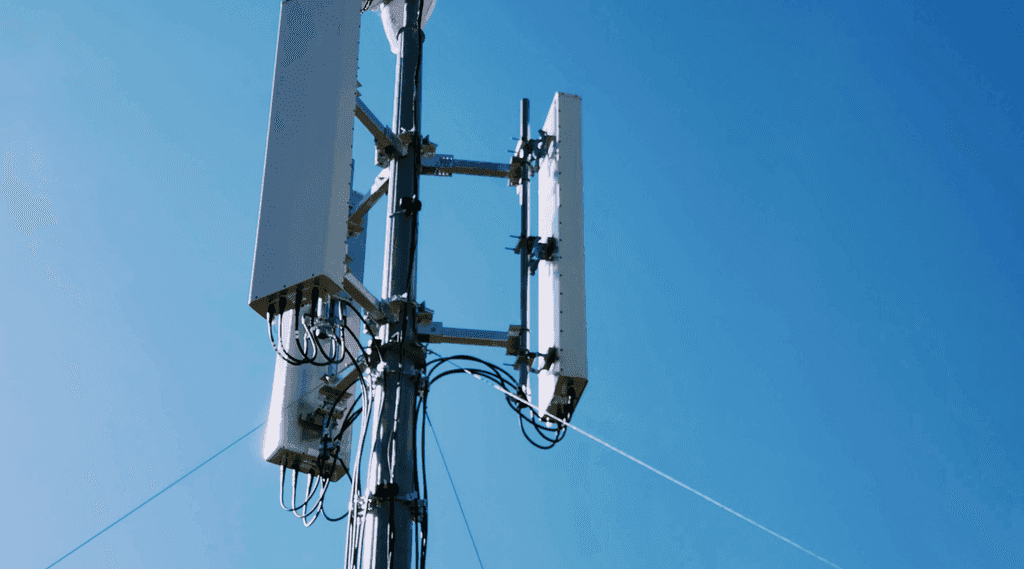 Antenas de telecomunicaciones frente al cielo azul